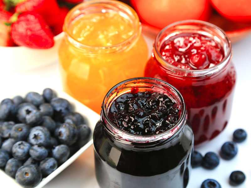 Sapore Autentico in Vasetti Colorati: Esplorando la Confettura Artigianale